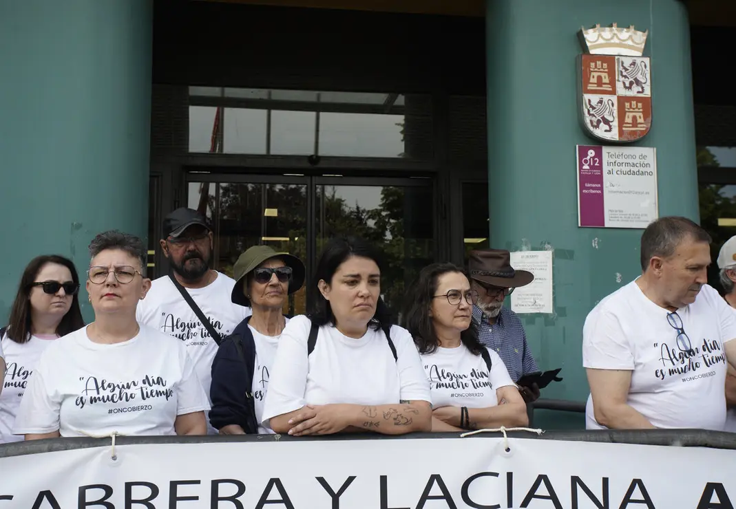 Concentración de a plataforma Oncobierzo frente a la sede de la Junta en Ponferrada