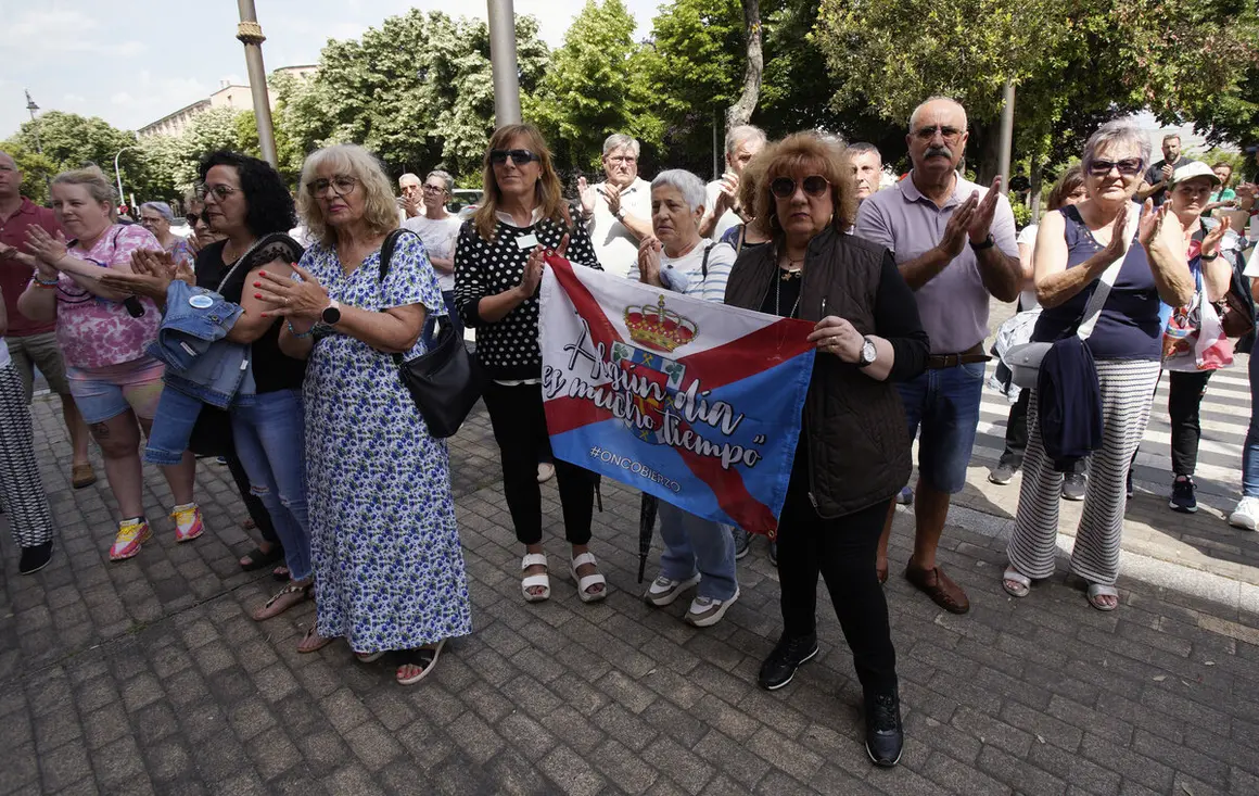 Concentración de a plataforma Oncobierzo frente a la sede de la Junta en Ponferrada