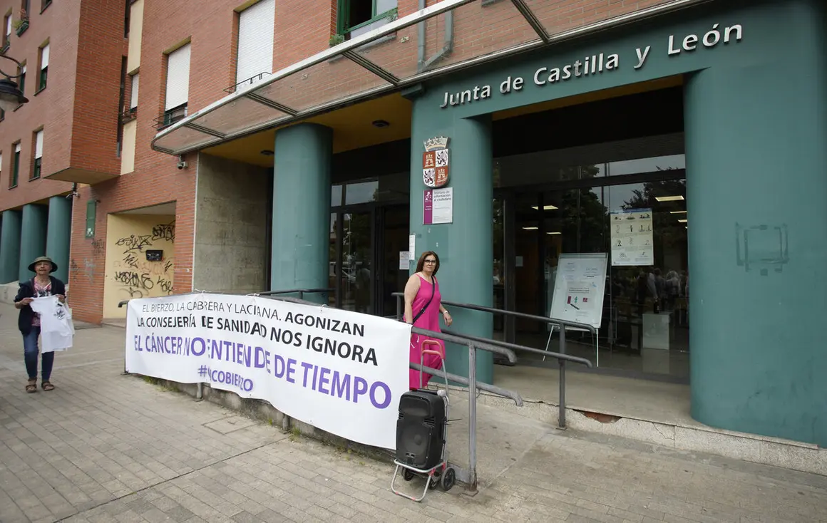 Concentración de a plataforma Oncobierzo frente a la sede de la Junta en Ponferrada