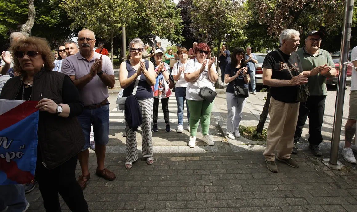 Concentración de a plataforma Oncobierzo frente a la sede de la Junta en Ponferrada