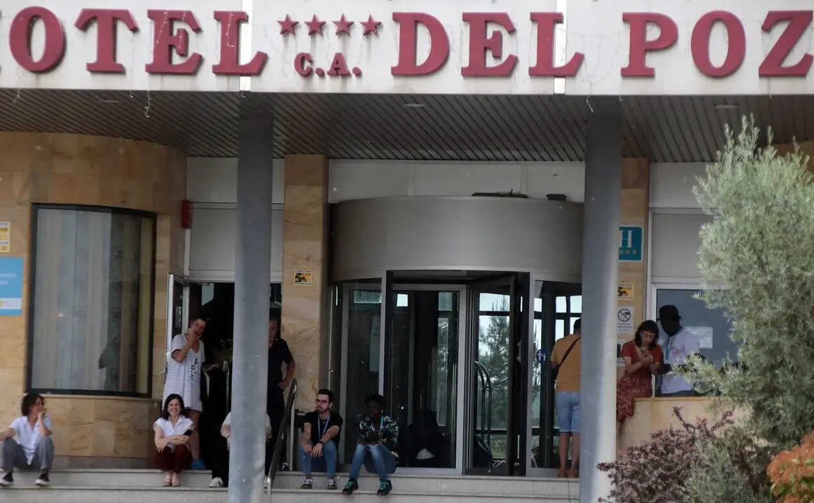 El director gerente de San Juan de Dios León, Juan Francisco Seco, la coordinadora del Programa de Protección Internacional, Dolores Queiro, el alcalde de Villaquilambre, Jorge Pérez, la responsable de integración social, Soufiane Sena, y la responsable del área laboral, Silvia Suárez hacen un balance de la actividad del centro de ayuda humanitaria situado en el antiguo Chalé del Pozo