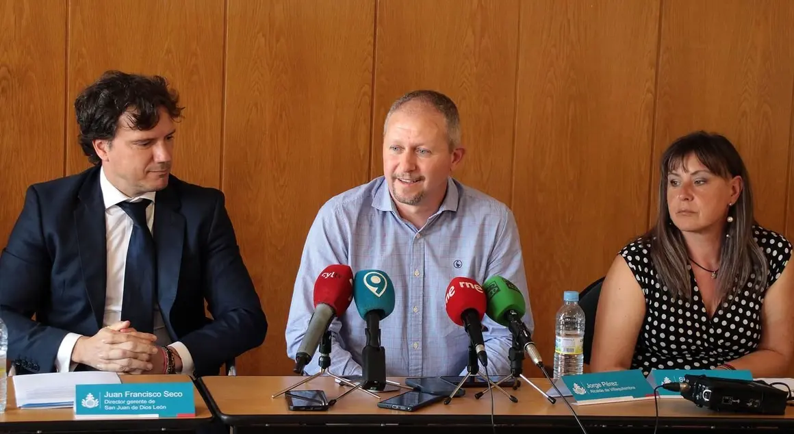 El director gerente de San Juan de Dios León, Juan Francisco Seco, la coordinadora del Programa de Protección Internacional, Dolores Queiro, el alcalde de Villaquilambre, Jorge Pérez, la responsable de integración social, Soufiane Sena, y la responsable del área laboral, Silvia Suárez hacen un balance de la actividad del centro de ayuda humanitaria situado en el antiguo Chalé del Pozo