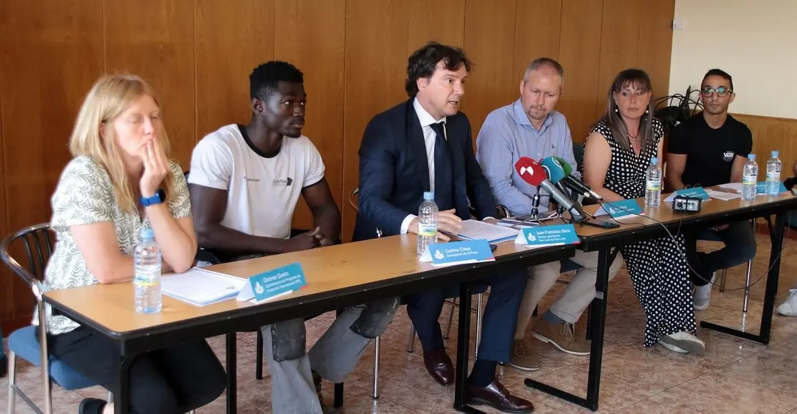 El director gerente de San Juan de Dios León, Juan Francisco Seco, la coordinadora del Programa de Protección Internacional, Dolores Queiro, el alcalde de Villaquilambre, Jorge Pérez, la responsable de integración social, Soufiane Sena, y la responsable del área laboral, Silvia Suárez hacen un balance de la actividad del centro de ayuda humanitaria situado en el antiguo Chalé del Pozo