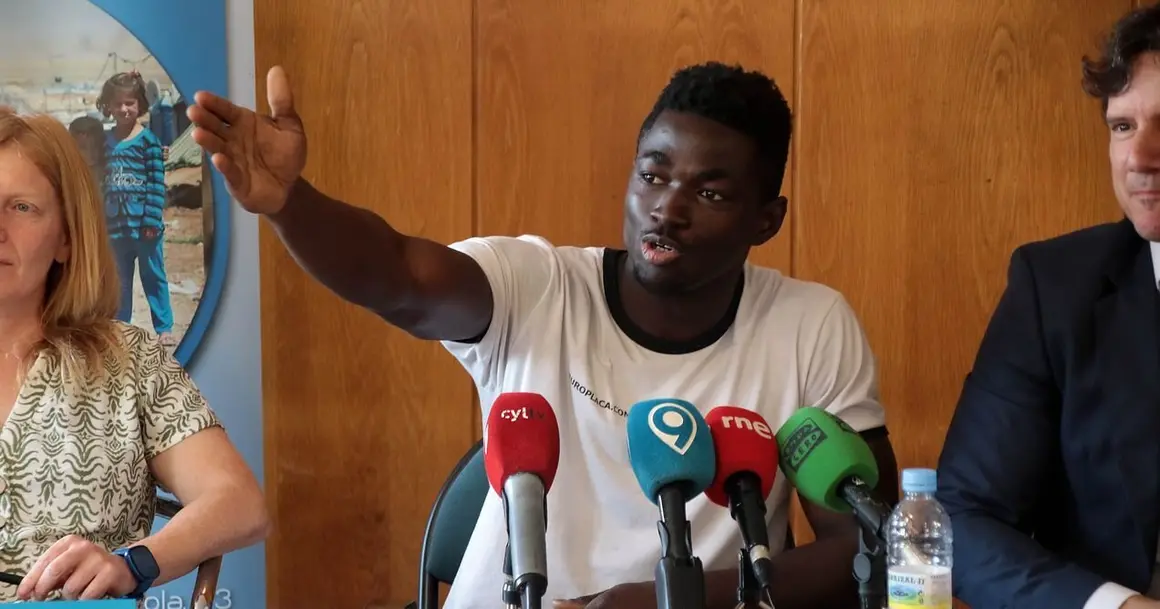 El director gerente de San Juan de Dios León, Juan Francisco Seco, la coordinadora del Programa de Protección Internacional, Dolores Queiro, el alcalde de Villaquilambre, Jorge Pérez, la responsable de integración social, Soufiane Sena, y la responsable del área laboral, Silvia Suárez hacen un balance de la actividad del centro de ayuda humanitaria situado en el antiguo Chalé del Pozo