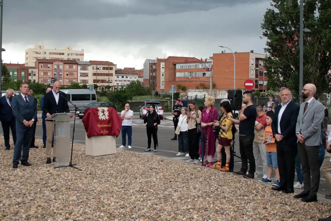 La Cofradía del Santo Cristo del Perdón de León ya tiene su rotonda. Foto Peio García (1)