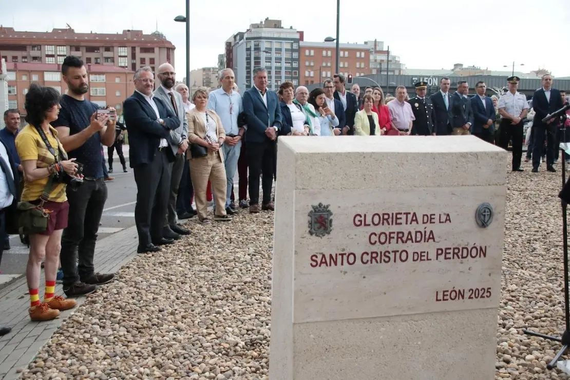 La Cofradía del Santo Cristo del Perdón de León ya tiene su rotonda. Foto Peio García (8)