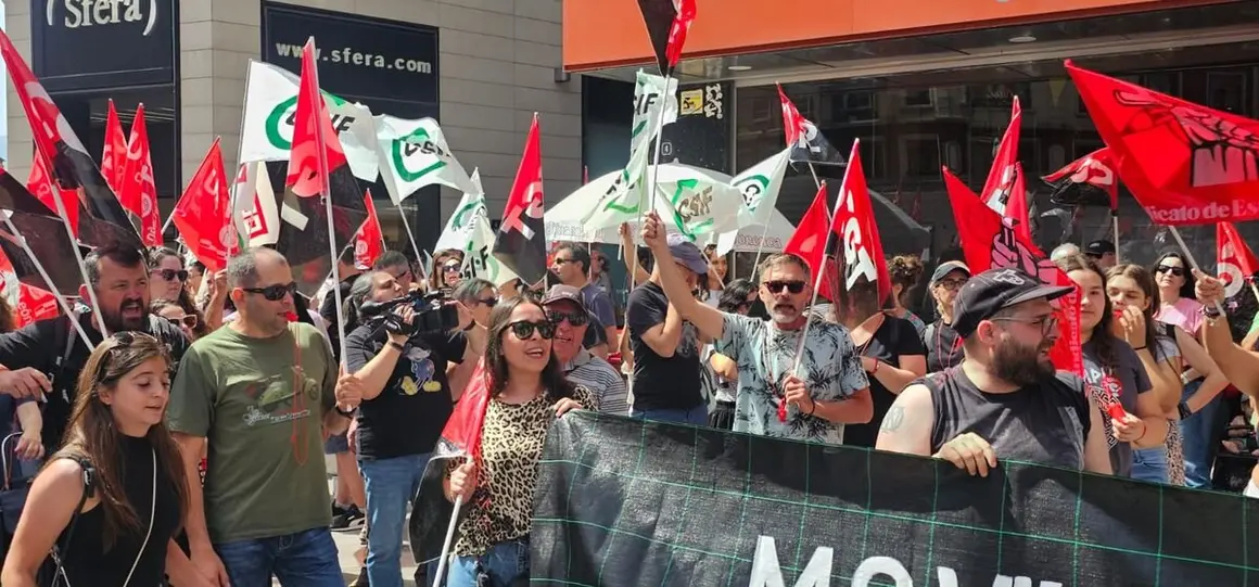 Manifestación en Ponferrada de rechazo al ERE de Teleperformance. Foto: César Sánchez.