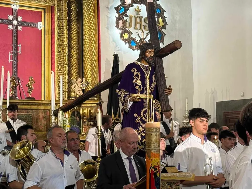 Con un emotivo concierto y una eucaristía en Santa Nonia, la Cofradía del Dulce Nombre de Jesús Nazareno festeja el retorno de su imagen titular tras participar en el Jubileo de las Cofradías en el Vaticano. Fotos: Ayto León