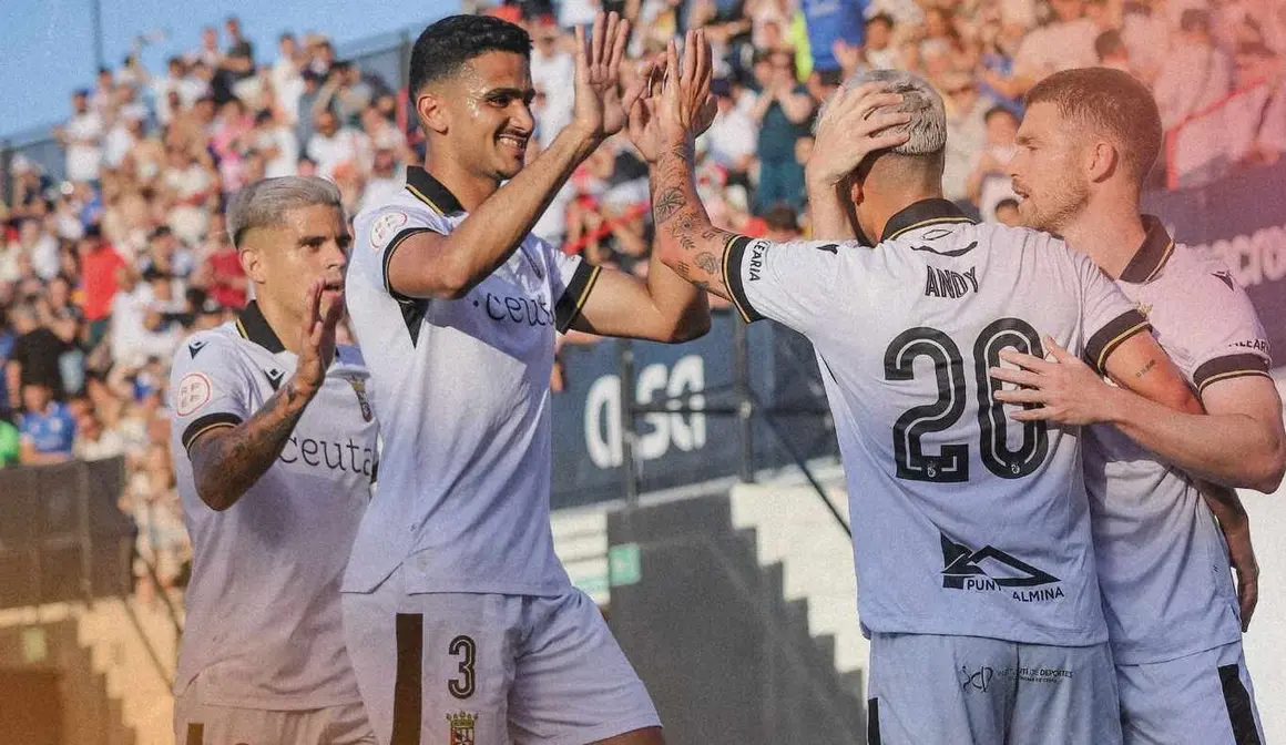 El Ceuta levanta el título tras remontar un 1-3 en un duelo épico decidido en el 94'. La Cultural, brillante en la primera mitad, se desmoronó en la segunda y acabó con diez.