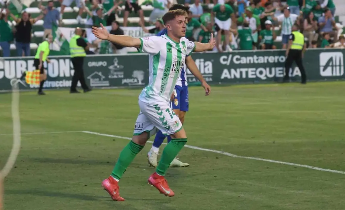 Un solitario gol de Álex Rubio en la segunda parte decide el primer asalto del playoff de ascenso; la Deportiva necesitará remontar en casa para seguir con vida.