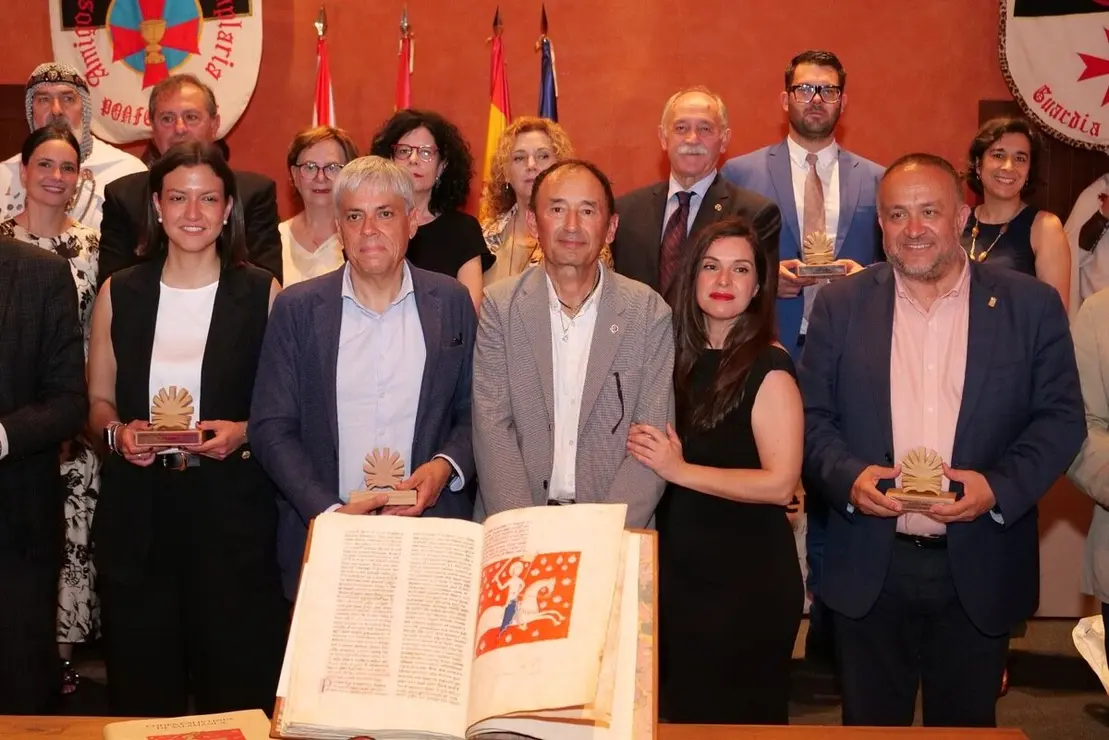 El escritor, ensayista y comisario de exposiciones José Tono Martínez recibe el Premio Internacional Aymeric Picaud de Divulgación del Camino de Santiago.