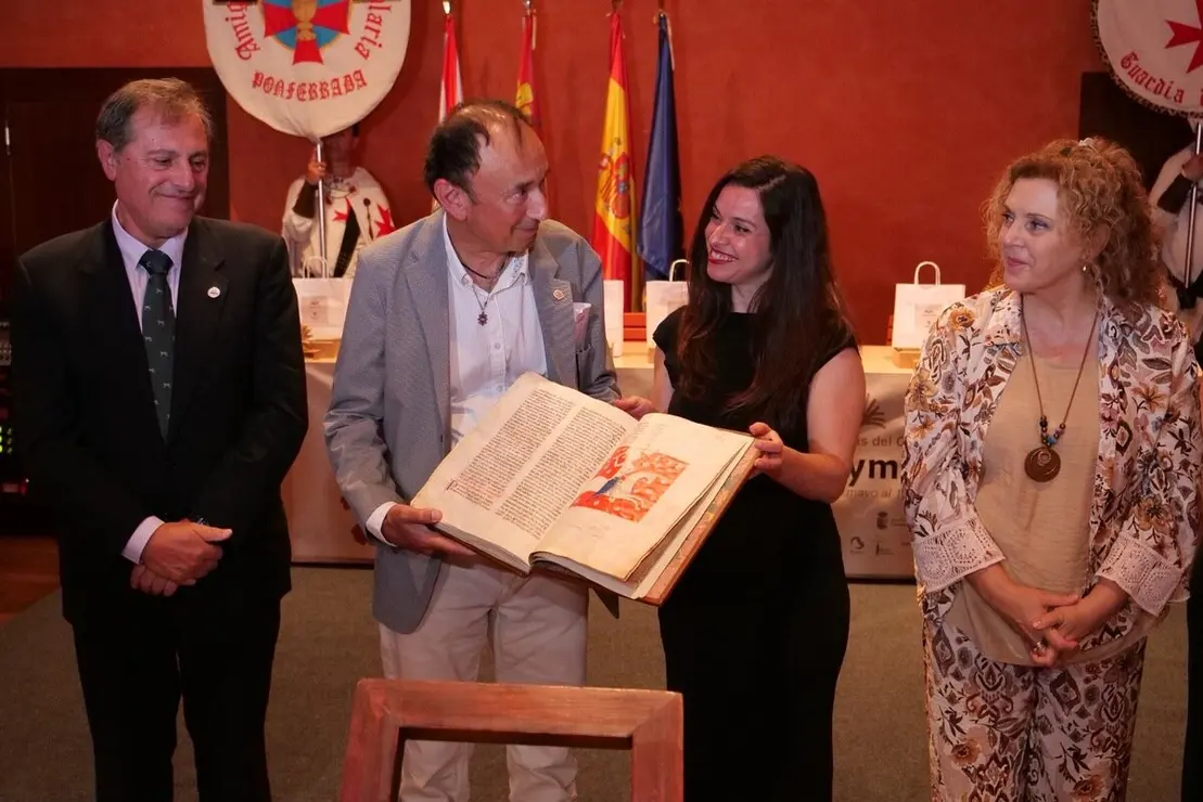 El escritor, ensayista y comisario de exposiciones José Tono Martínez recibe el Premio Internacional Aymeric Picaud de Divulgación del Camino de Santiago