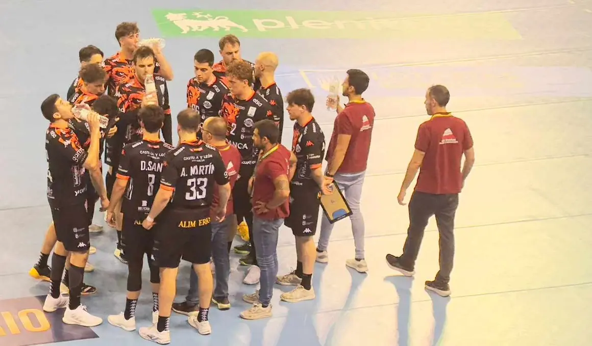 El leonés Javi García sentencia al Ademar en Logroño en un partido sumamente disputado. Fotos: Carlos García