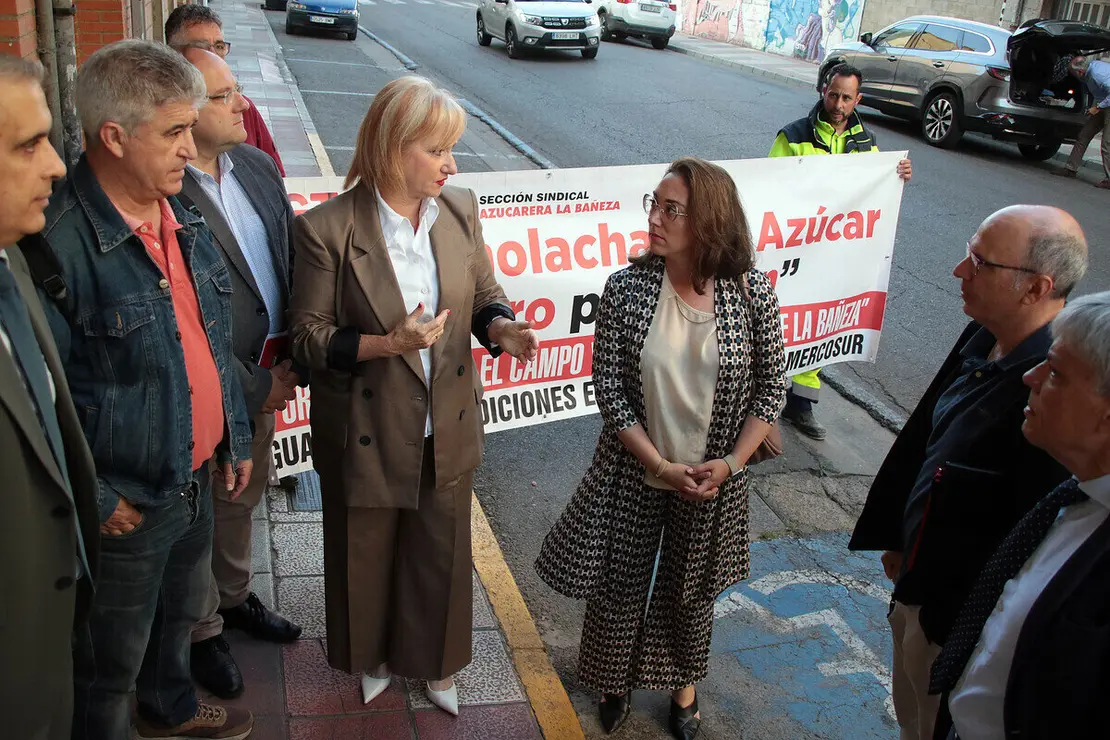 La consejera de Industria, Comercio y Empleo, Leticia García, la consejera de Agricultura, Ganadería y Desarrollo Rural, María González Corral, el delegado territorial, Eduardo Diego y el alcalde de La Bañeza, Javier Carrera de Blas, se reúnen con el comité de empresa de la planta azucarera de la localidad leonesa