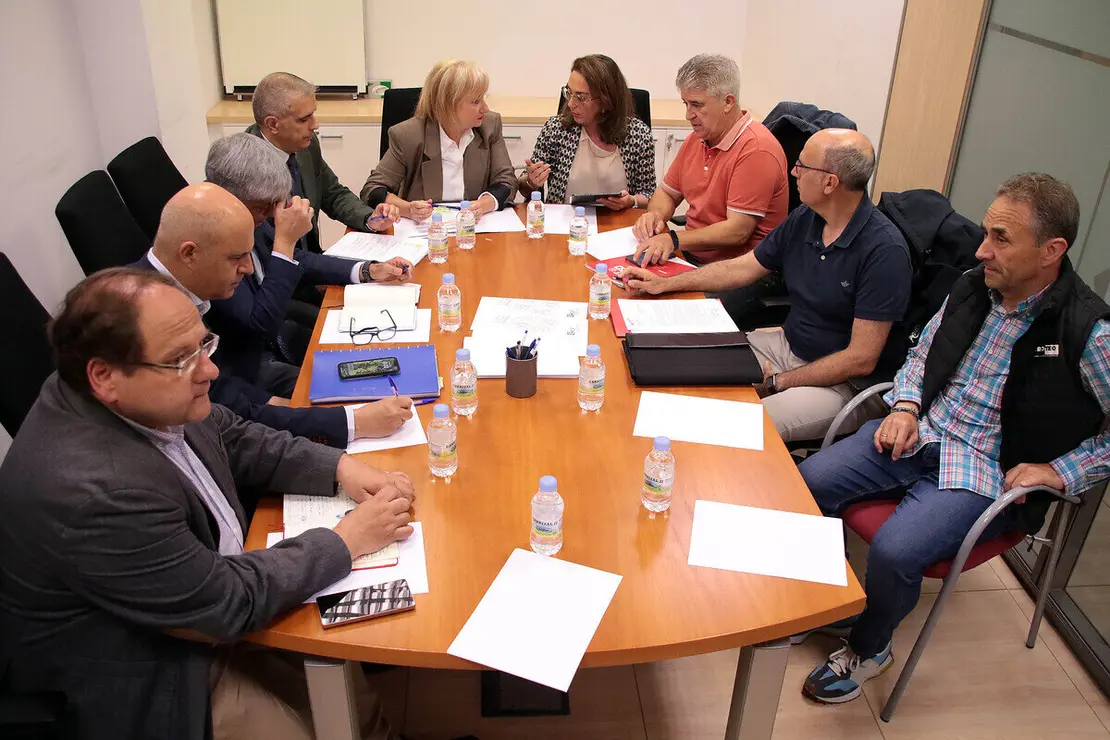 La consejera de Industria, Comercio y Empleo, Leticia García, la consejera de Agricultura, Ganadería y Desarrollo Rural, María González Corral, el delegado territorial, Eduardo Diego y el alcalde de La Bañeza, Javier Carrera de Blas, se reúnen con el comité de empresa de la planta azucarera de la localidad leonesa