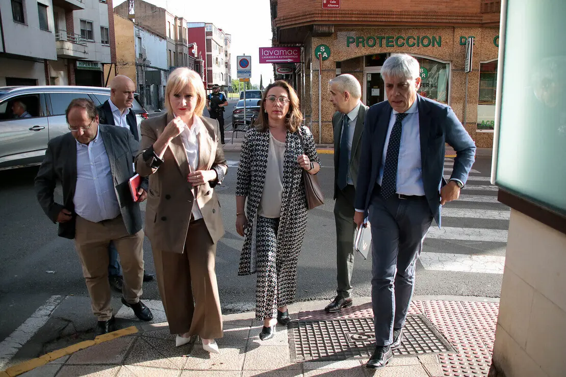 La consejera de Industria, Comercio y Empleo, Leticia García, la consejera de Agricultura, Ganadería y Desarrollo Rural, María González Corral, el delegado territorial, Eduardo Diego y el alcalde de La Bañeza, Javier Carrera de Blas, se reúnen con el comité de empresa de la planta azucarera de la localidad leonesa