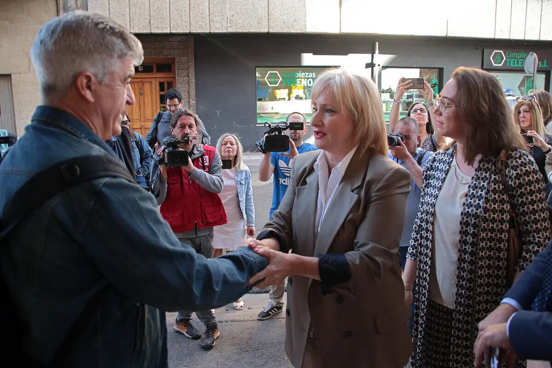 La consejera de Industria, Comercio y Empleo, Leticia García, la consejera de Agricultura, Ganadería y Desarrollo Rural, María González Corral, el delegado territorial, Eduardo Diego y el alcalde de La Bañeza, Javier Carrera de Blas, se reúnen con el comité de empresa de la planta azucarera de la localidad leonesa