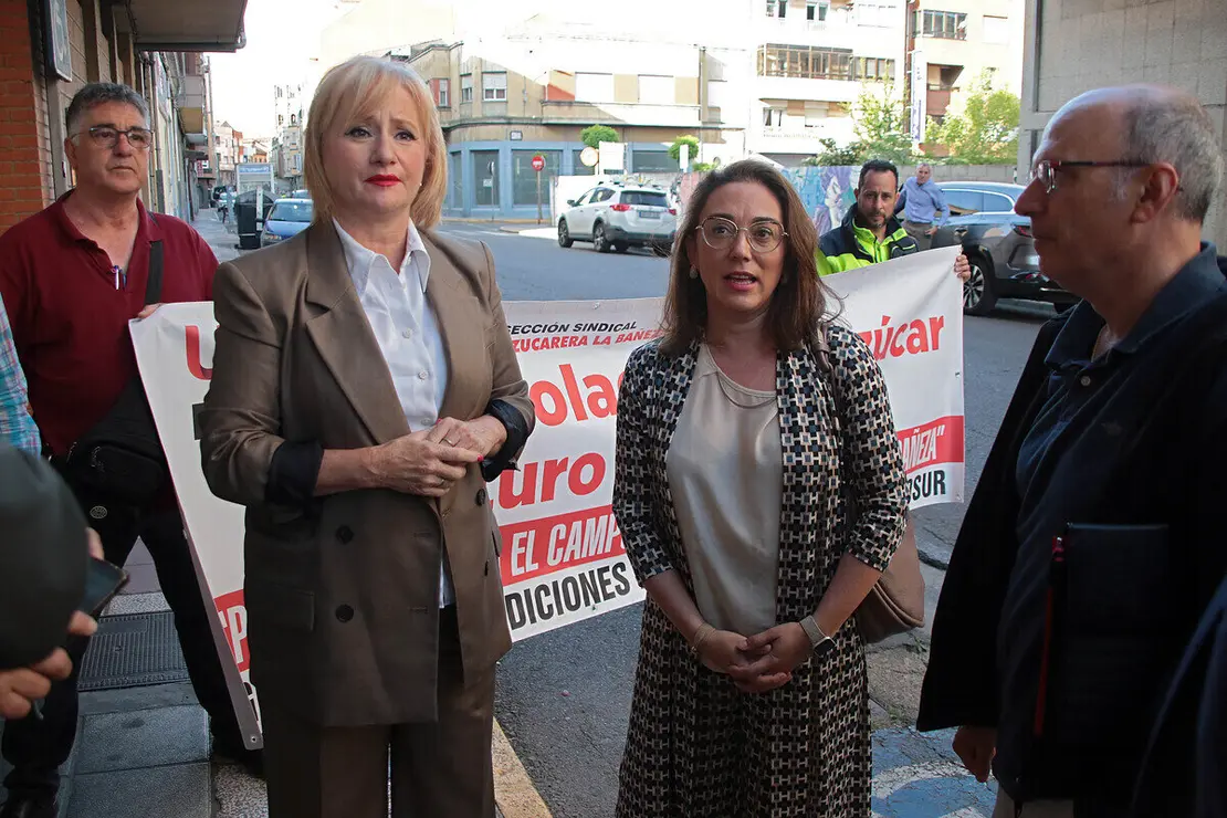 La consejera de Industria, Comercio y Empleo, Leticia García, la consejera de Agricultura, Ganadería y Desarrollo Rural, María González Corral, el delegado territorial, Eduardo Diego y el alcalde de La Bañeza, Javier Carrera de Blas, se reúnen con el comité de empresa de la planta azucarera de la localidad leonesa