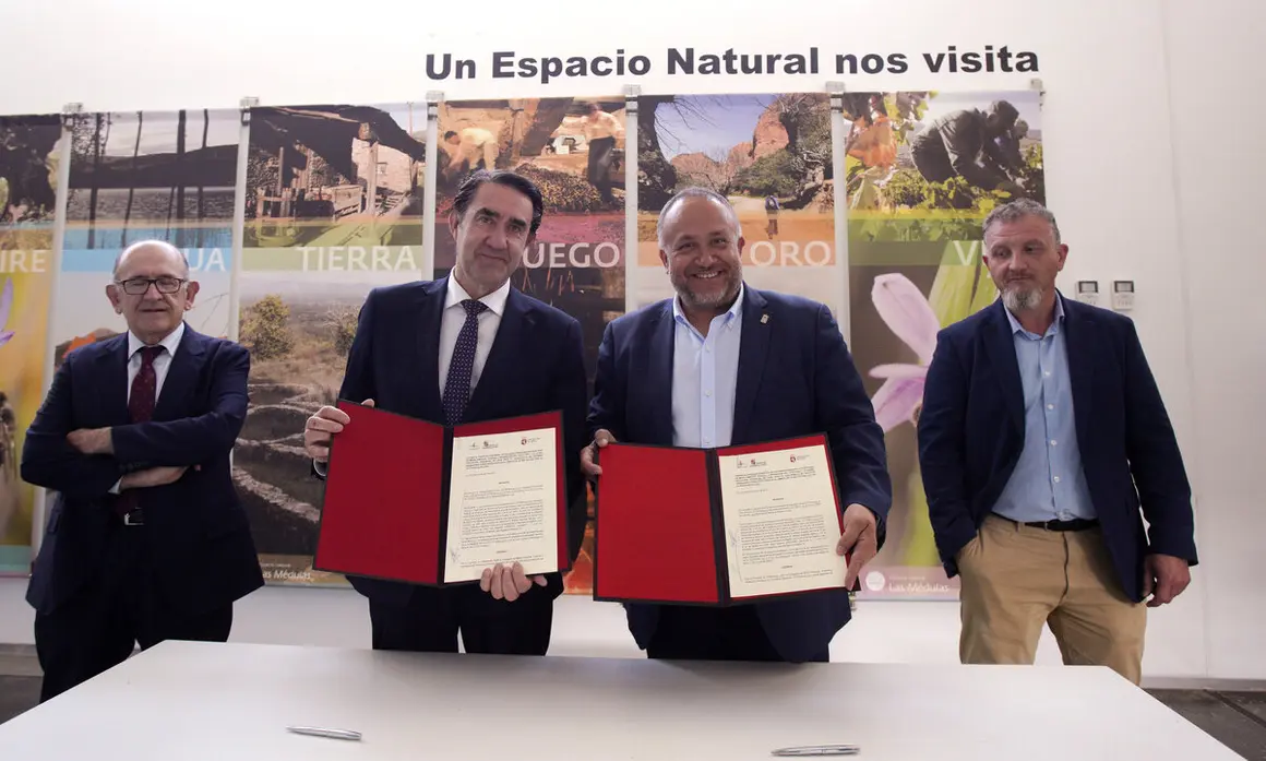 El consejero de Medio Ambiente, Vivienda y Ordenación del Territorio, Juan Carlos Suárez-Quiñones, y el presidente de la Diputación de León, Gerardo Álvarez Courel, durante la presentación de los proyectos de infraestructuras turísticas de la Montaña Occidental y de El Bierzo