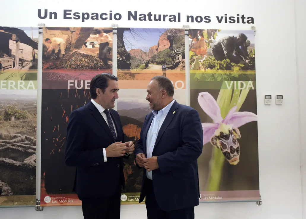 El consejero de Medio Ambiente, Vivienda y Ordenación del Territorio, Juan Carlos Suárez-Quiñones, y el presidente de la Diputación de León, Gerardo Álvarez Courel, durante la presentación de los proyectos de infraestructuras turísticas de la Montaña Occidental y de El Bierzo