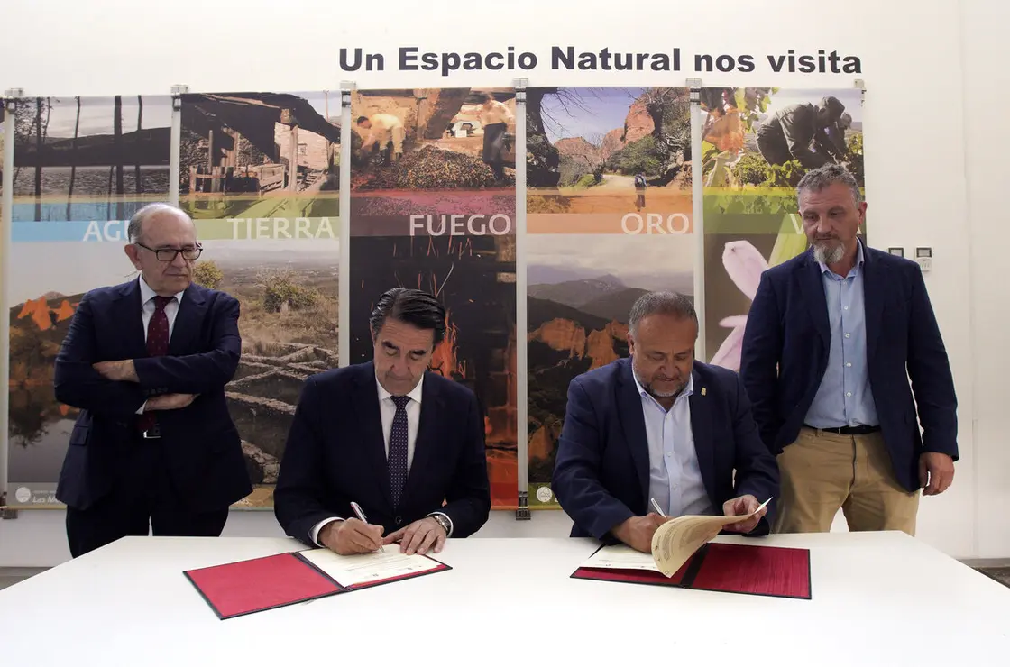 El consejero de Medio Ambiente, Vivienda y Ordenación del Territorio, Juan Carlos Suárez-Quiñones, y el presidente de la Diputación de León, Gerardo Álvarez Courel, durante la presentación de los proyectos de infraestructuras turísticas de la Montaña Occidental y de El Bierzo