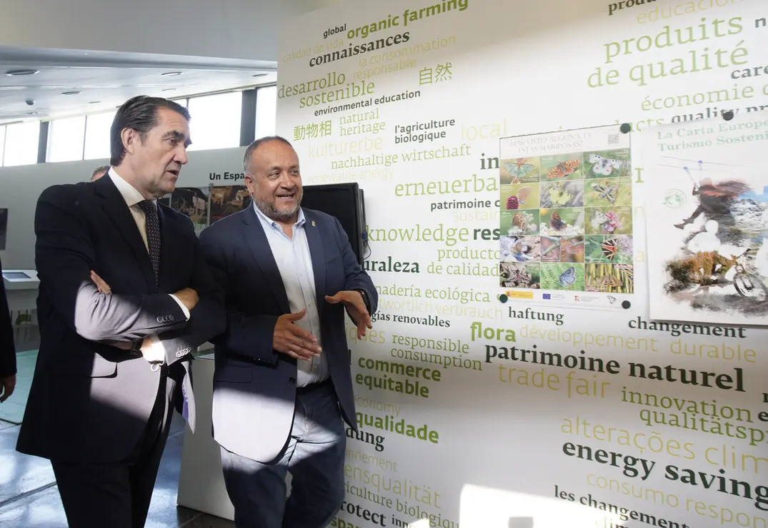 El consejero de Medio Ambiente, Vivienda y Ordenación del Territorio, Juan Carlos Suárez-Quiñones, y el presidente de la Diputación de León, Gerardo Álvarez Courel, durante la presentación de los proyectos de infraestructuras turísticas de la Montaña Occidental y de El Bierzo. Foto: César Sánchez.