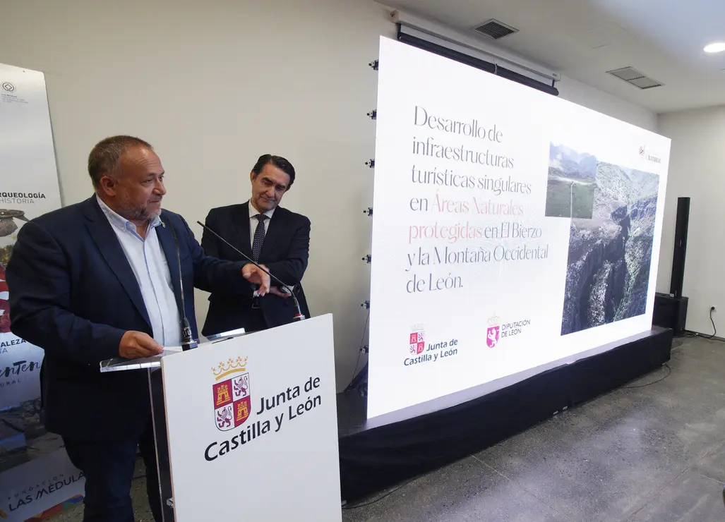 El consejero de Medio Ambiente, Vivienda y Ordenación del Territorio, Juan Carlos Suárez-Quiñones, y el presidente de la Diputación de León, Gerardo Álvarez Courel, durante la presentación de los proyectos de infraestructuras turísticas de la Montaña Occidental y de El Bierzo