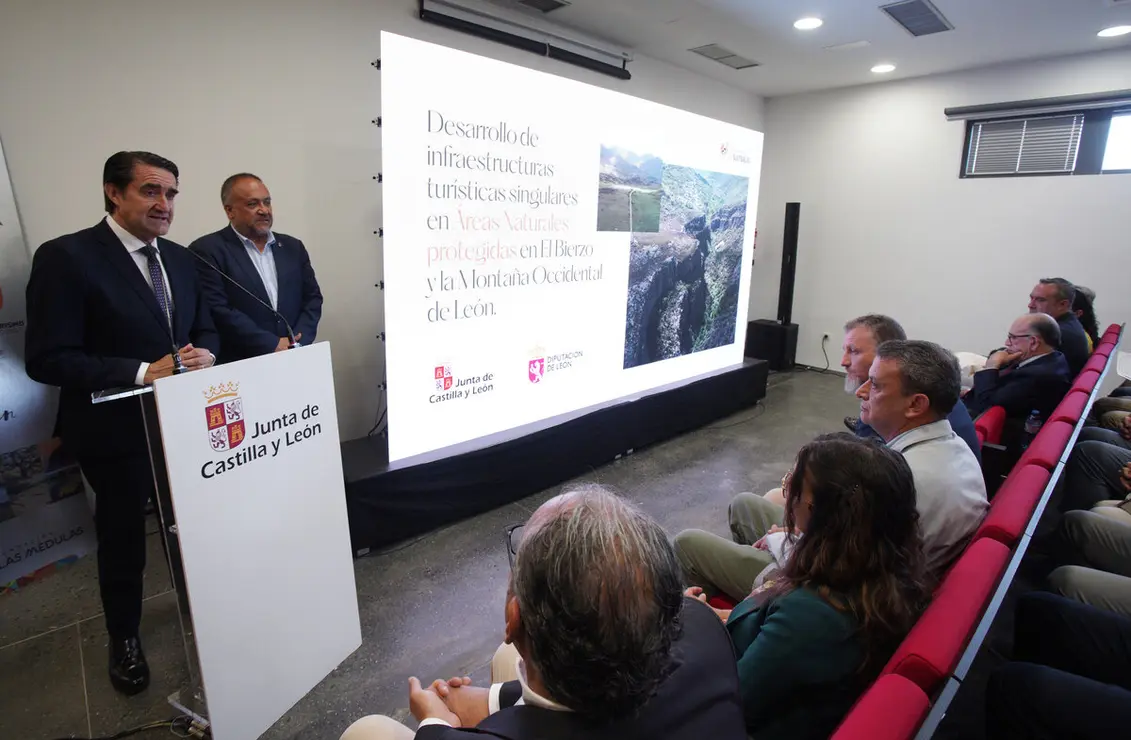 El consejero de Medio Ambiente, Vivienda y Ordenación del Territorio, Juan Carlos Suárez-Quiñones, y el presidente de la Diputación de León, Gerardo Álvarez Courel, durante la presentación de los proyectos de infraestructuras turísticas de la Montaña Occidental y de El Bierzo