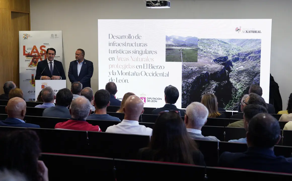 El consejero de Medio Ambiente, Vivienda y Ordenación del Territorio, Juan Carlos Suárez-Quiñones, y el presidente de la Diputación de León, Gerardo Álvarez Courel, durante la presentación de los proyectos de infraestructuras turísticas de la Montaña Occidental y de El Bierzo