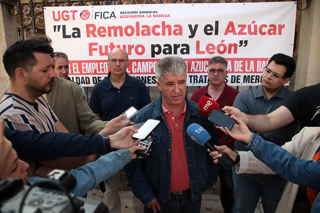 El comité de empresa de Azucarera de La Bañeza, durante una rueda de prensa. Foto: Peio García.