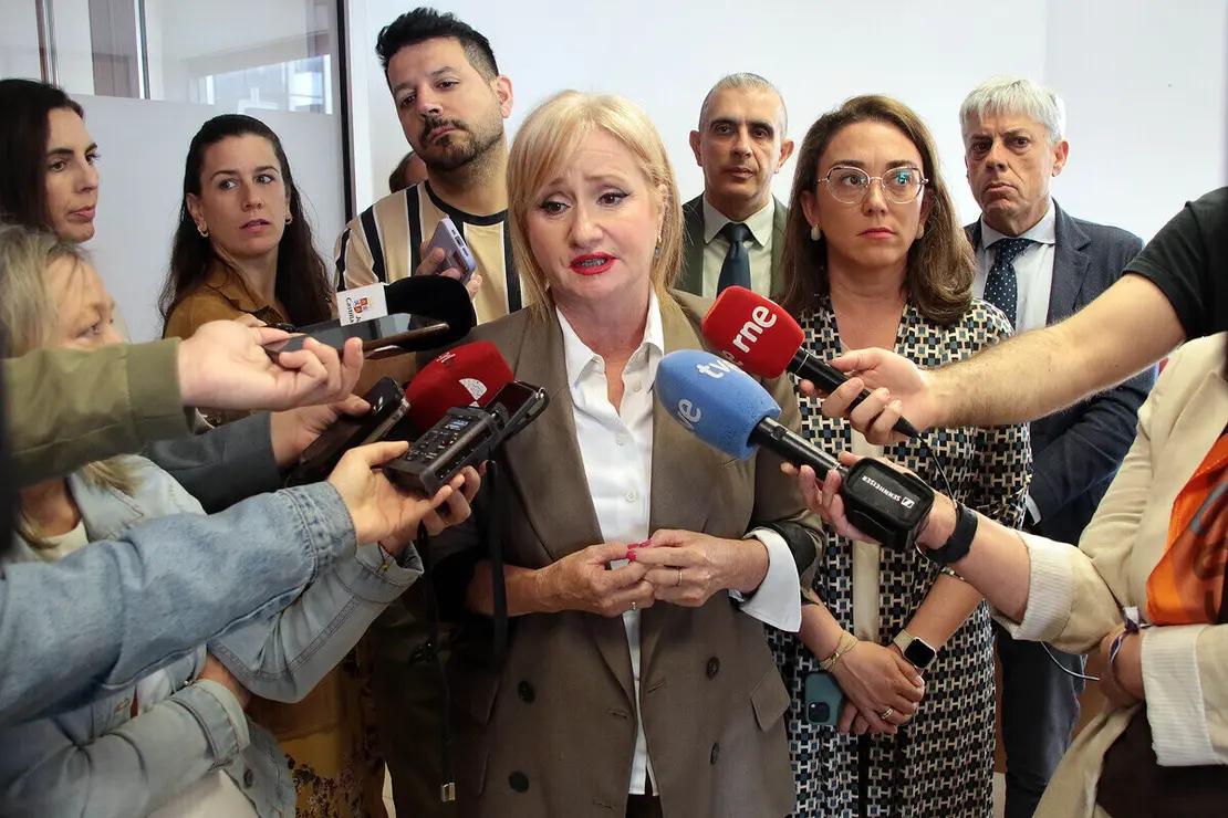 Termina la reunión entre las consejeras de Industria y de Agricultura con el comité de empresa de Azucarera de La Bañeza. Foto: Peio García.