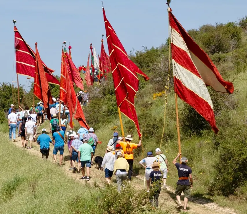 Celebración de la XVI edición de la Subida de Pendones al Castillo de Lara, que se inicia con la concentración y montaje de los mismos, la bendición de los nuevos y el posterior ascenso a los restos de la fortaleza.