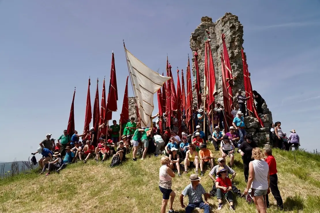 Celebración de la XVI edición de la Subida de Pendones al Castillo de Lara, que se inicia con la concentración y montaje de los mismos, la bendición de los nuevos y el posterior ascenso a los restos de la fortaleza
