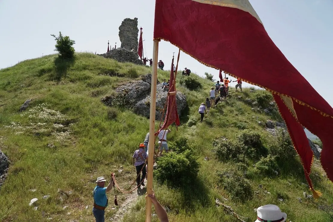 Celebración de la XVI edición de la Subida de Pendones al Castillo de Lara, que se inicia con la concentración y montaje de los mismos, la bendición de los nuevos y el posterior ascenso a los restos de la fortaleza