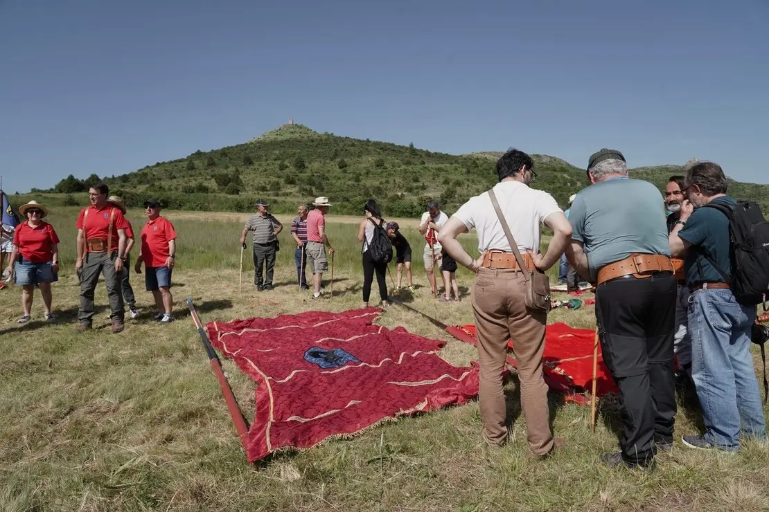 Celebración de la XVI edición de la Subida de Pendones al Castillo de Lara, que se inicia con la concentración y montaje de los mismos, la bendición de los nuevos y el posterior ascenso a los restos de la fortaleza