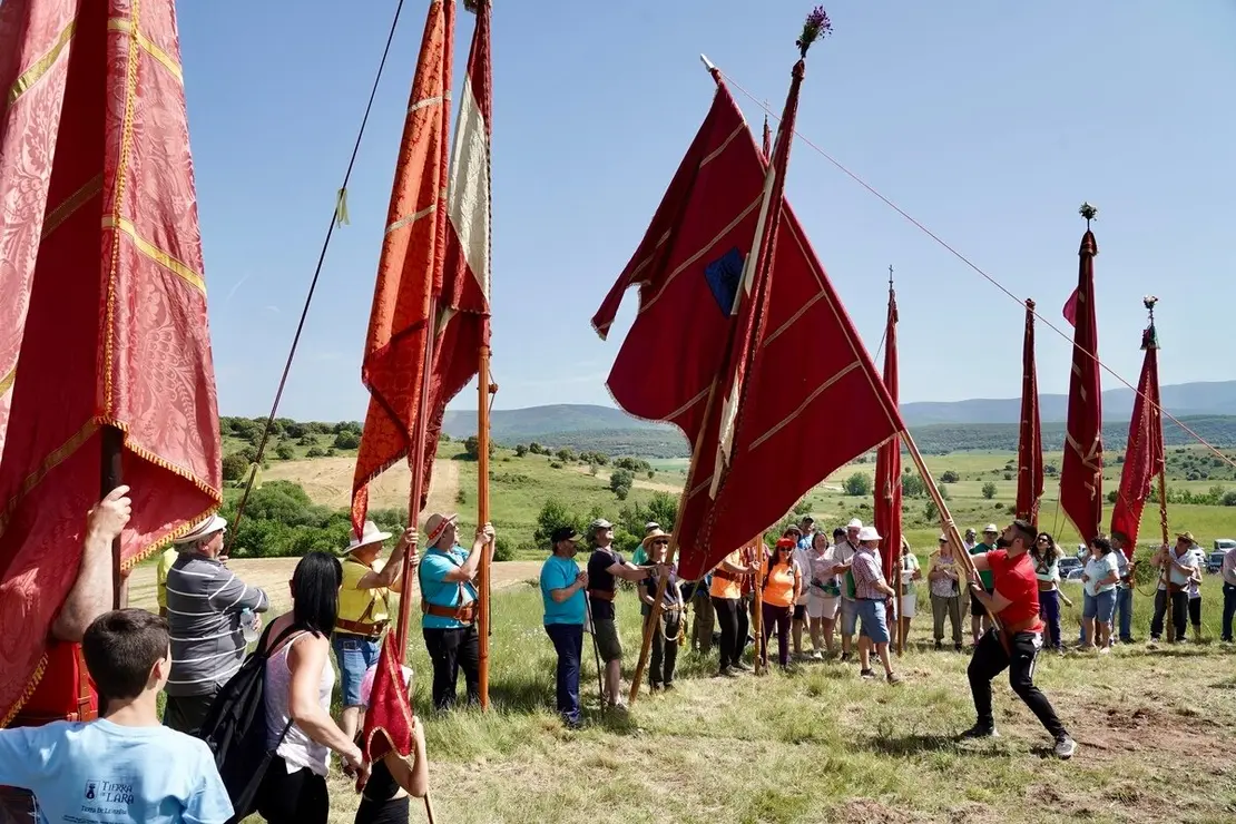 Celebración de la XVI edición de la Subida de Pendones al Castillo de Lara, que se inicia con la concentración y montaje de los mismos, la bendición de los nuevos y el posterior ascenso a los restos de la fortaleza