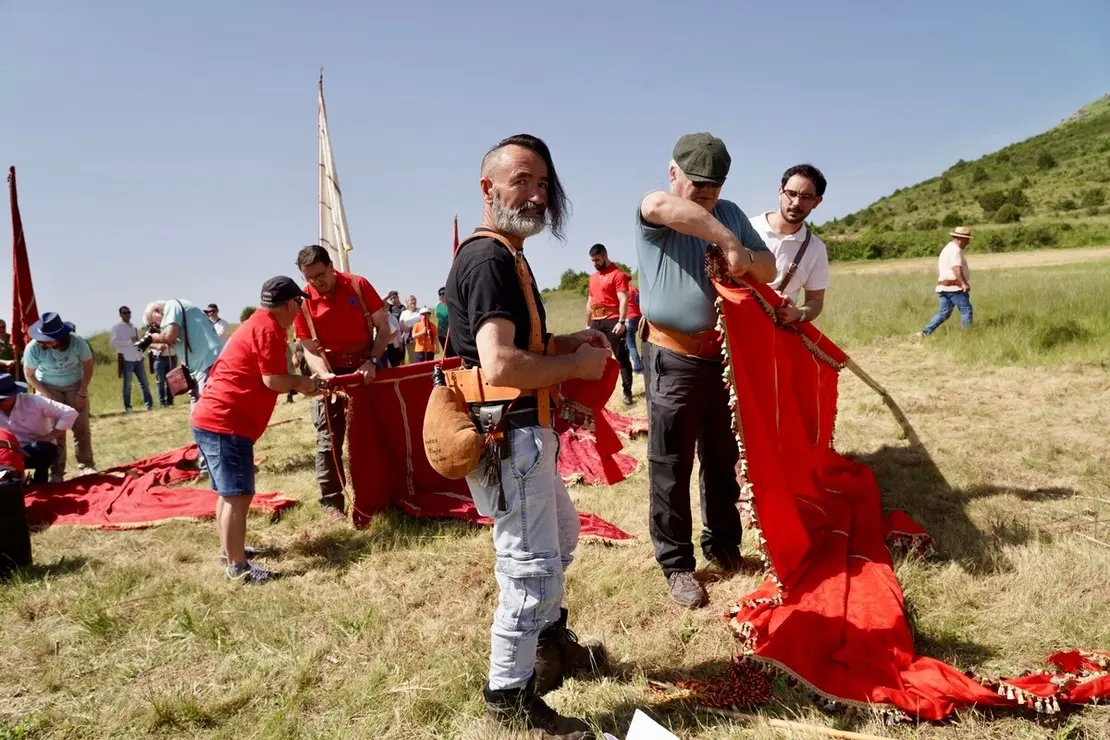 Celebración de la XVI edición de la Subida de Pendones al Castillo de Lara, que se inicia con la concentración y montaje de los mismos, la bendición de los nuevos y el posterior ascenso a los restos de la fortaleza