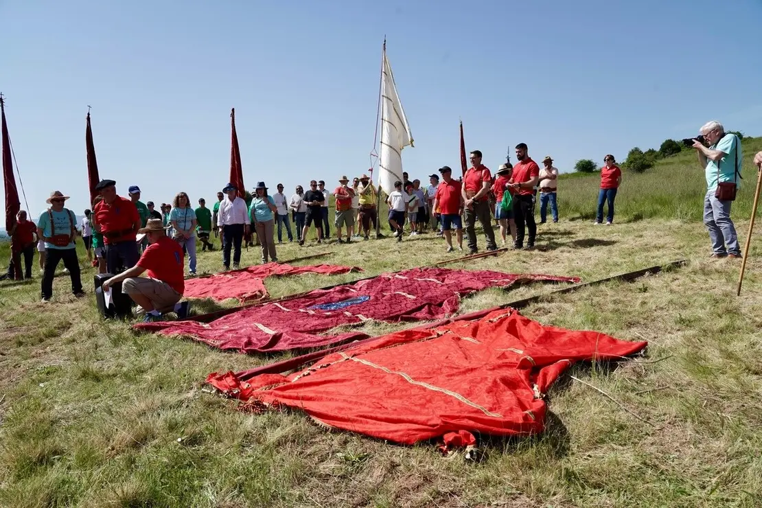 Celebración de la XVI edición de la Subida de Pendones al Castillo de Lara, que se inicia con la concentración y montaje de los mismos, la bendición de los nuevos y el posterior ascenso a los restos de la fortaleza