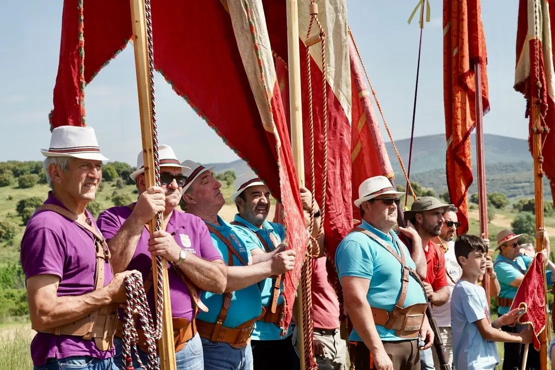 Celebración de la XVI edición de la Subida de Pendones al Castillo de Lara, que se inicia con la concentración y montaje de los mismos, la bendición de los nuevos y el posterior ascenso a los restos de la fortaleza