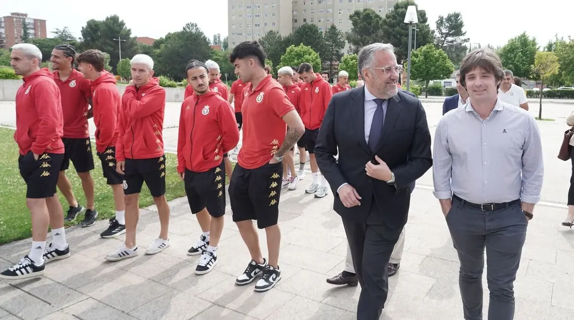 El presidente de las Cortes de Castilla y León, Carlos Pollán, recibe a la Cultural Deportiva Leonesa con motivo de su reciente ascenso a la Segunda División de Fútbol.