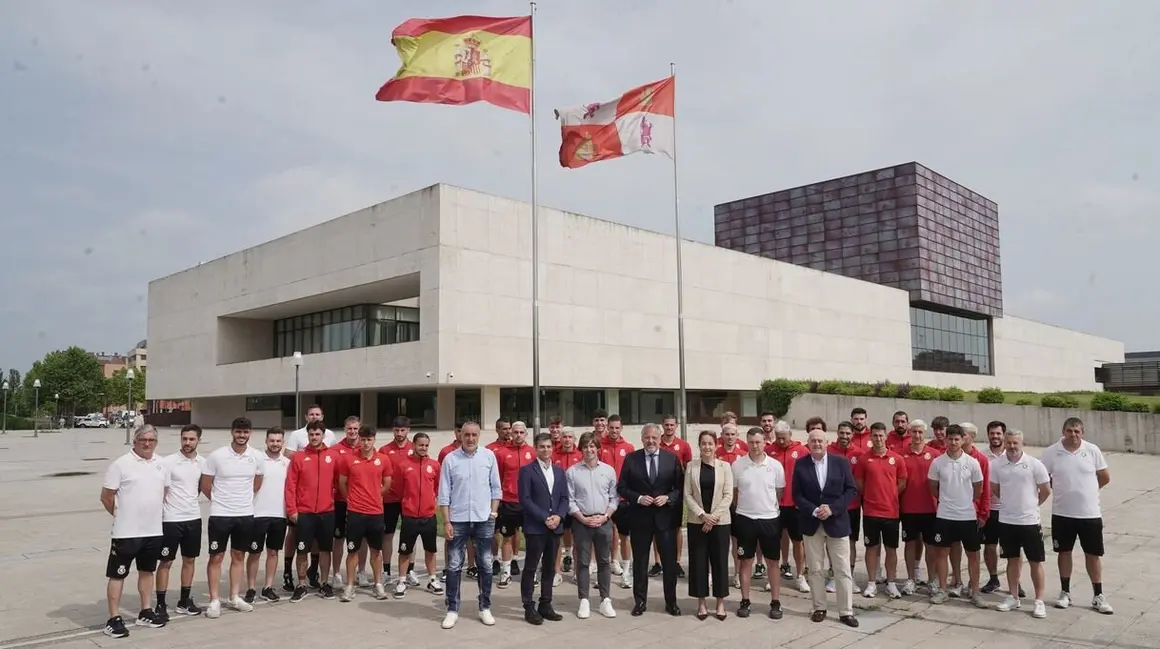 El presidente de las Cortes de Castilla y León, Carlos Pollán, recibe a la Cultural Deportiva Leonesa con motivo de su reciente ascenso a la Segunda División de Fútbol.