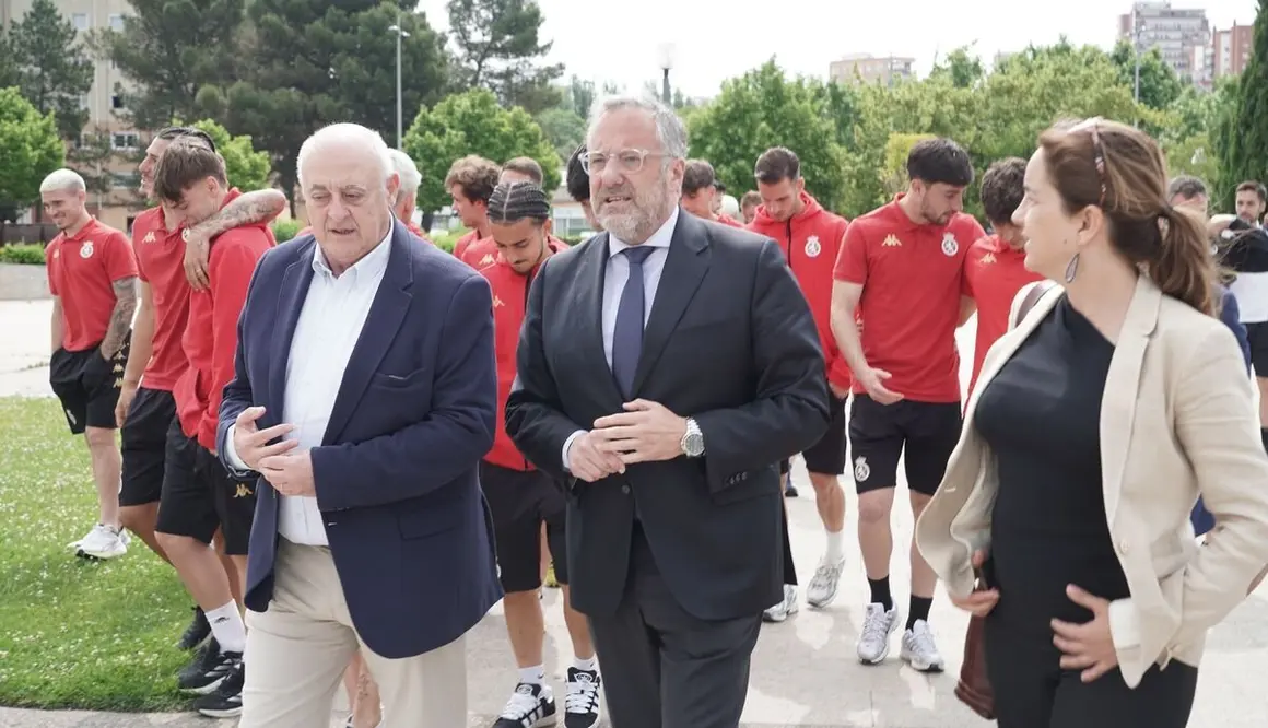 El presidente de las Cortes de Castilla y León, Carlos Pollán, recibe a la Cultural Deportiva Leonesa con motivo de su reciente ascenso a la Segunda División de Fútbol.