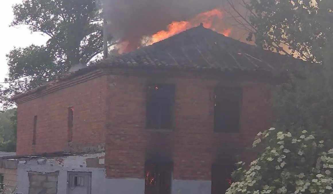 Las llamas calcinaron por completo el inmueble, obligando a la intervención de Bomberos, Policía Nacional y Policía Local. Parte de la techumbre se desplomó debido a la intensidad del fuego.