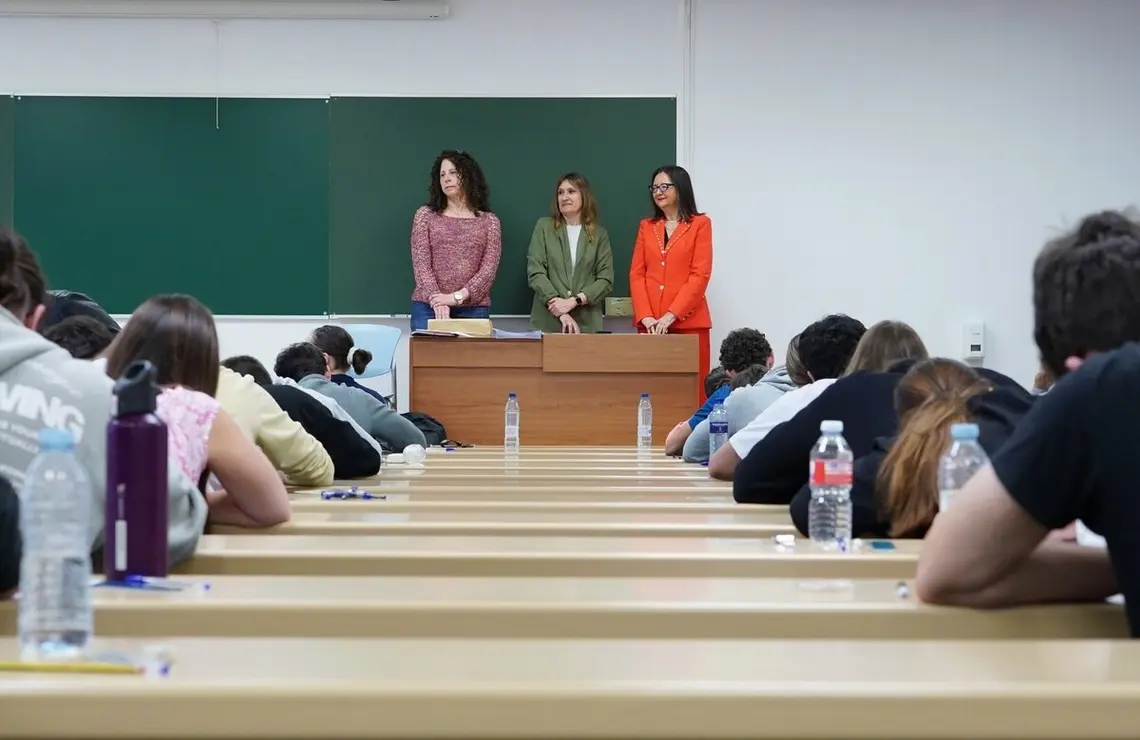 La consejera de Educación, Rocío Lucas, visita junto a la vicerrectora de Estudiantes y Empleabilidad de la Universidad de Valladolid, Cristina de la Rosa, el desarrollo de las Pruebas de Acceso a la Universidad (PAU).