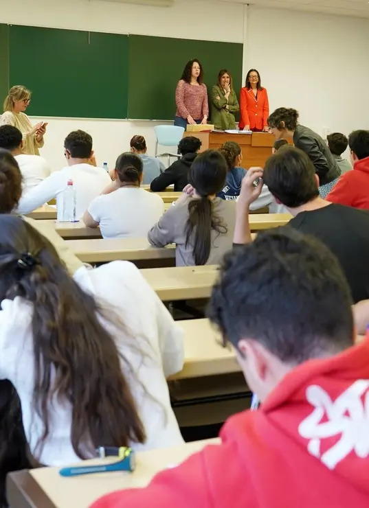 La consejera de Educación, Rocío Lucas, visita junto a la vicerrectora de Estudiantes y Empleabilidad de la Universidad de Valladolid, Cristina de la Rosa, el desarrollo de las Pruebas de Acceso a la Universidad (PAU).