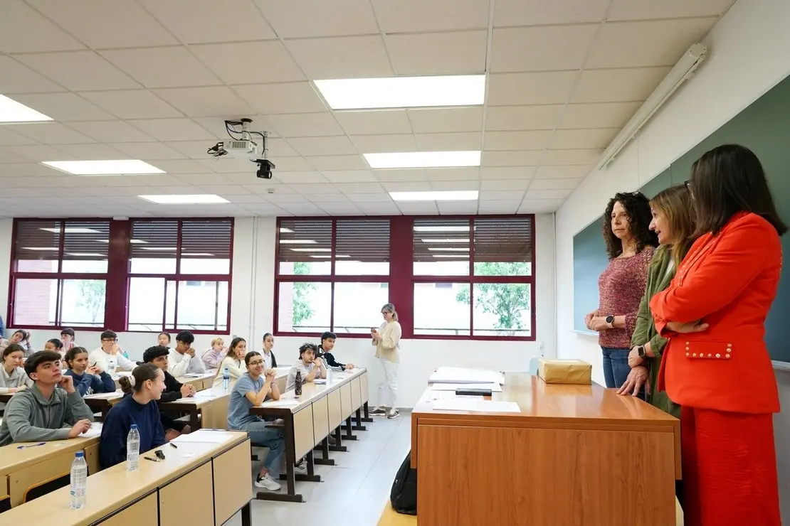 La consejera de Educación, Rocío Lucas, visita junto a la vicerrectora de Estudiantes y Empleabilidad de la Universidad de Valladolid, Cristina de la Rosa, el desarrollo de las Pruebas de Acceso a la Universidad (PAU).