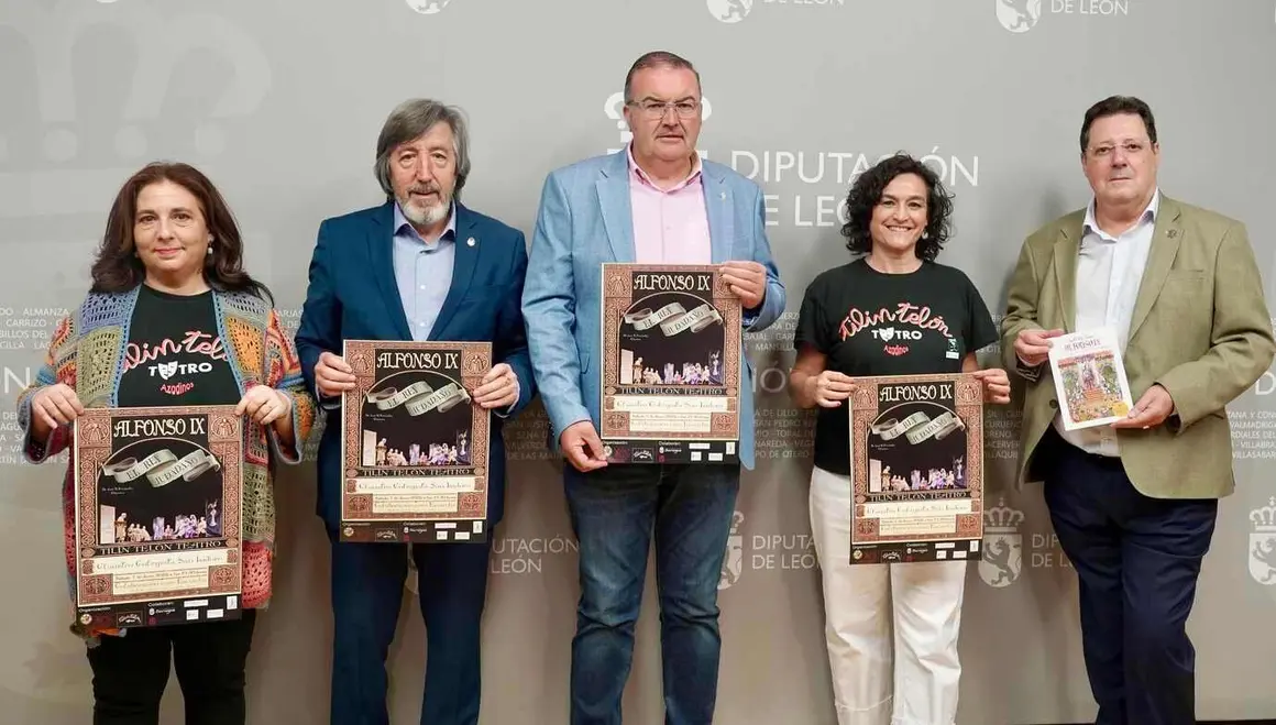 El vicepresidente de la Diputación de León, Roberto Aller, presenta una obra de teatro sobre Alfonso IX que se escenificará en San Isidoro. Foto: Campillo