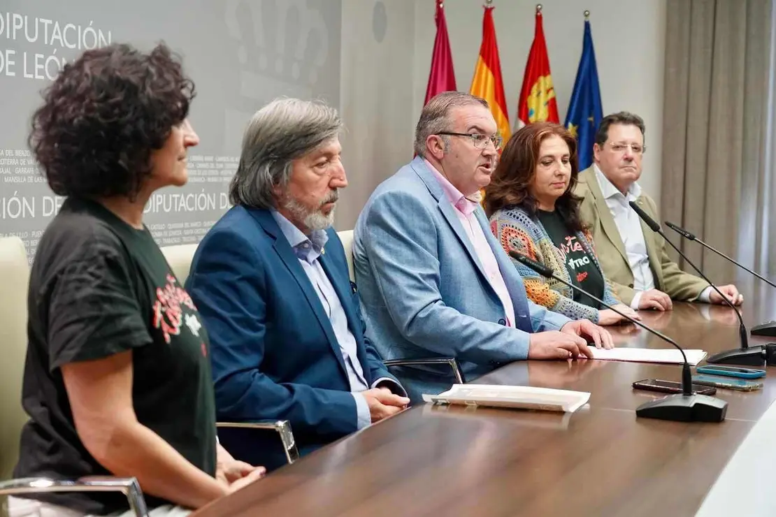 El vicepresidente de la Diputación de León, Roberto Aller, presenta una obra de teatro sobre Alfonso IX que se escenificará en San Isidoro