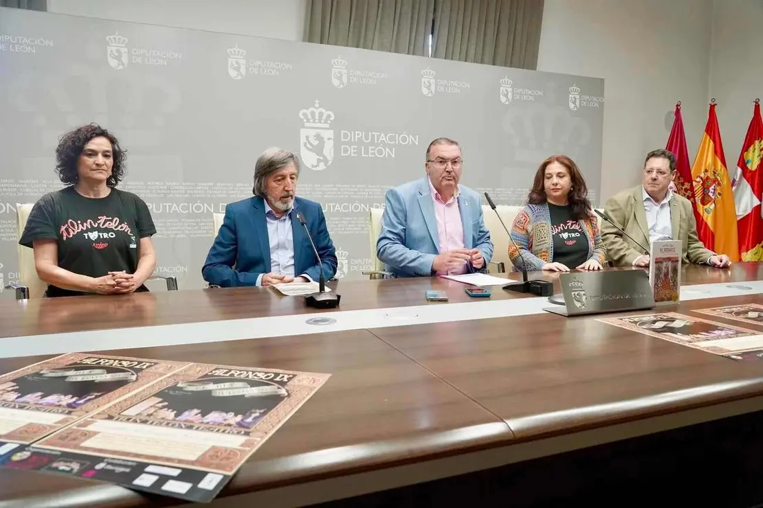 El vicepresidente de la Diputación de León, Roberto Aller, presenta una obra de teatro sobre Alfonso IX que se escenificará en San Isidoro
