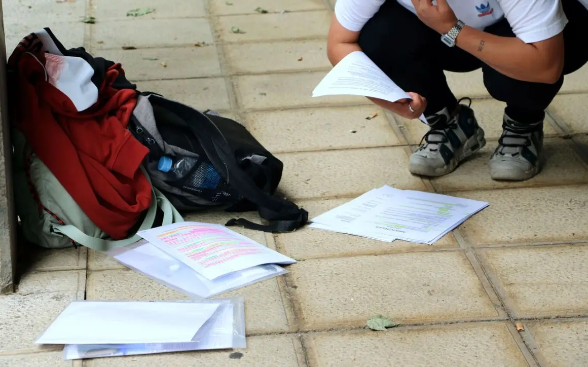 Más de 2.000 estudiantes se enfrentan en la ULE a una Prueba de Acceso a la Universidad más competencial y con menos optatividad; los nervios, son inevitables; en la imagen, un estudiante repasa sus apuntes sobre la acera. Fotos: ULE | Heraldo